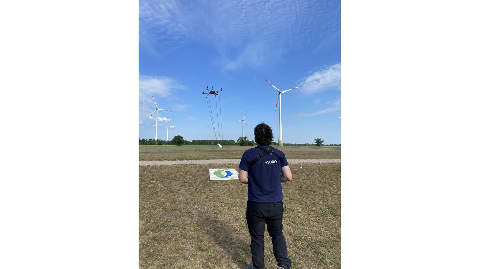 Das Fachunternehmen ASDRO GmbH aus Essen sucht die Geländestreifen im Auftrag von Amprion unter Einsatz von Drohnen nach Kampfmitteln ab. (Foto: ASDRO GmbH)