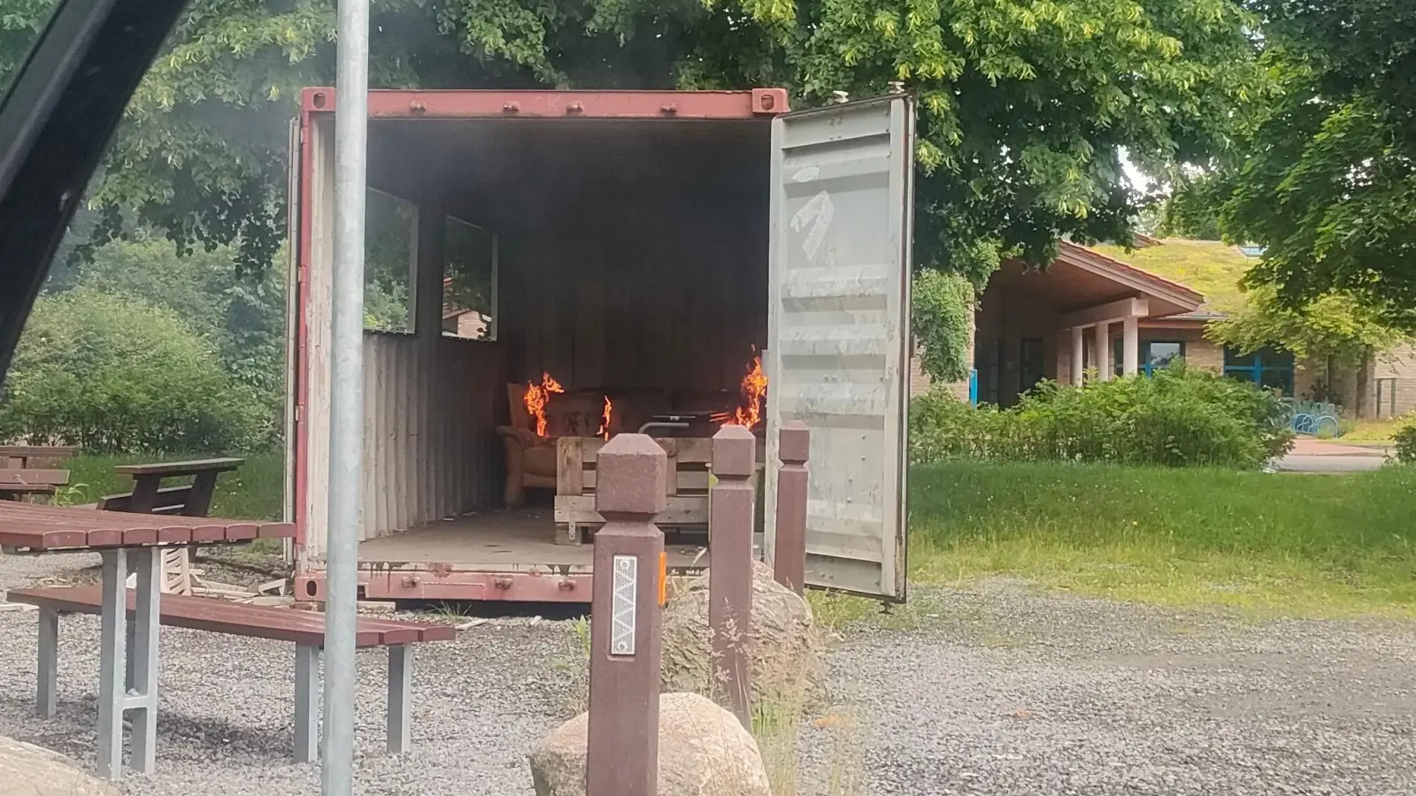 Brennende Einrichtung: Der als Jugendtreff umfunktionierte Überseecontainer. (Foto: privat)