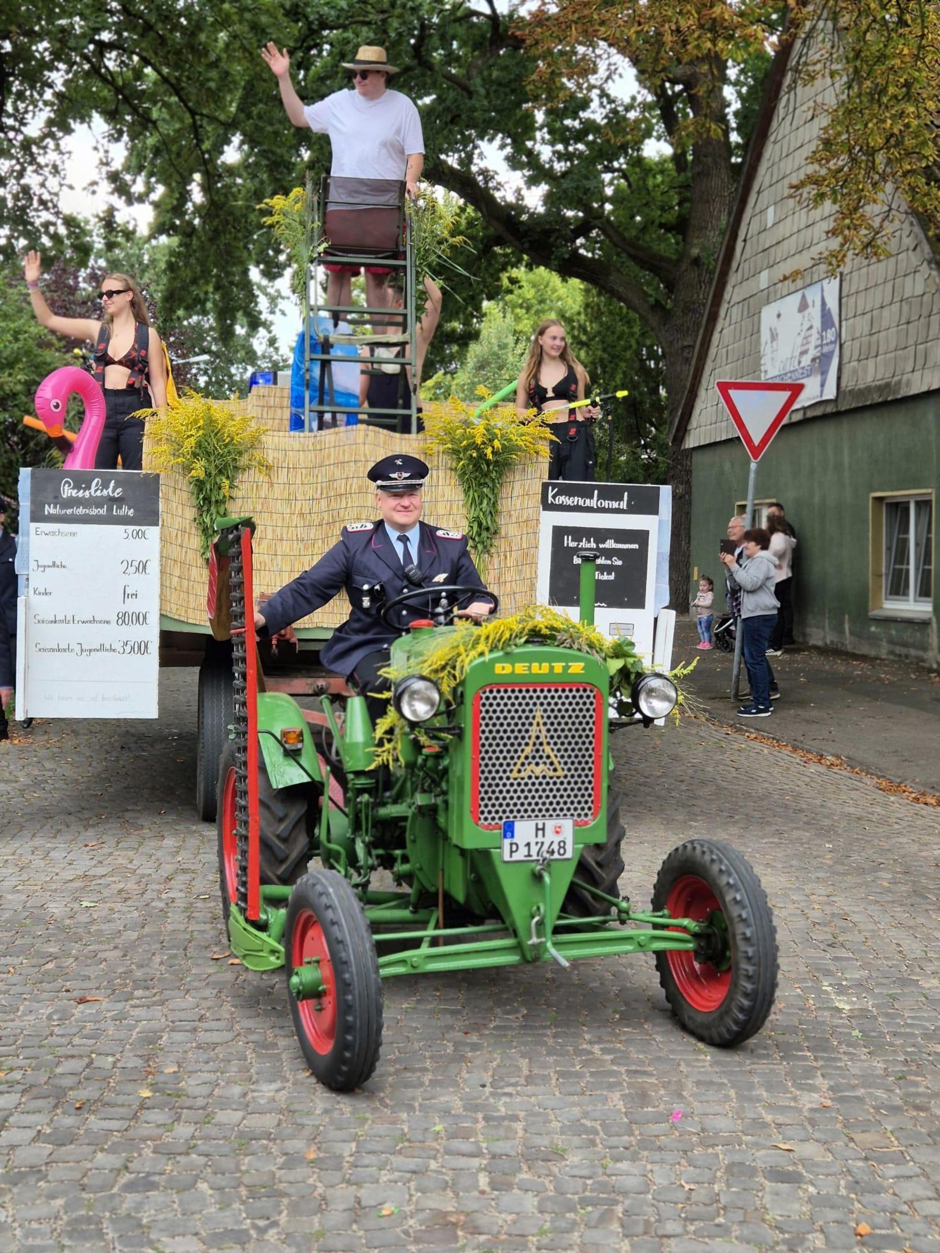Großer Festumzug: Gestaltete Wagen ziehen durch das Dorf. (Foto: privat)