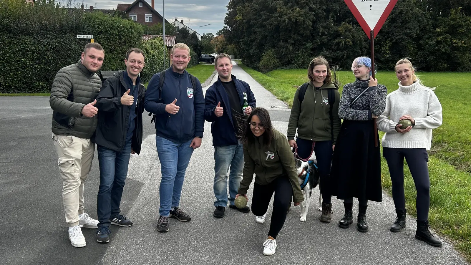 Das Team Freiwillige Feuerwehr (v.li.): Benedikt Reiner, Philipp Seehausen, Jan Köhler, Thomas Tiel sowie das Team Reit-Gemeinschaft mit Victoria Ullmann, Theresa Vareskic, Laura Czajka und Annelie Betram. (Foto: privat)