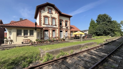 Der Bahnhof Bad Eilsen ist ein gelungenes Beispiel, dass durch die Privatnutzung die alten Bahnhofsgebäude nicht verfallen müssen. (Foto: nd)