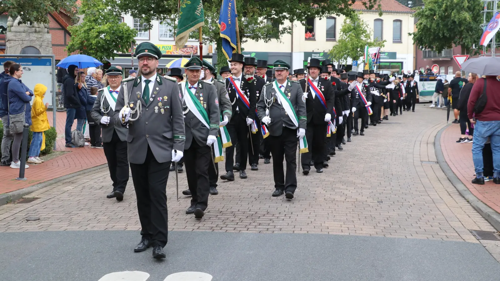 Die Uniformen sitzen: Wie immer ist der historische Umzug in Steinhude ein Hingucker.  (Foto: gi)