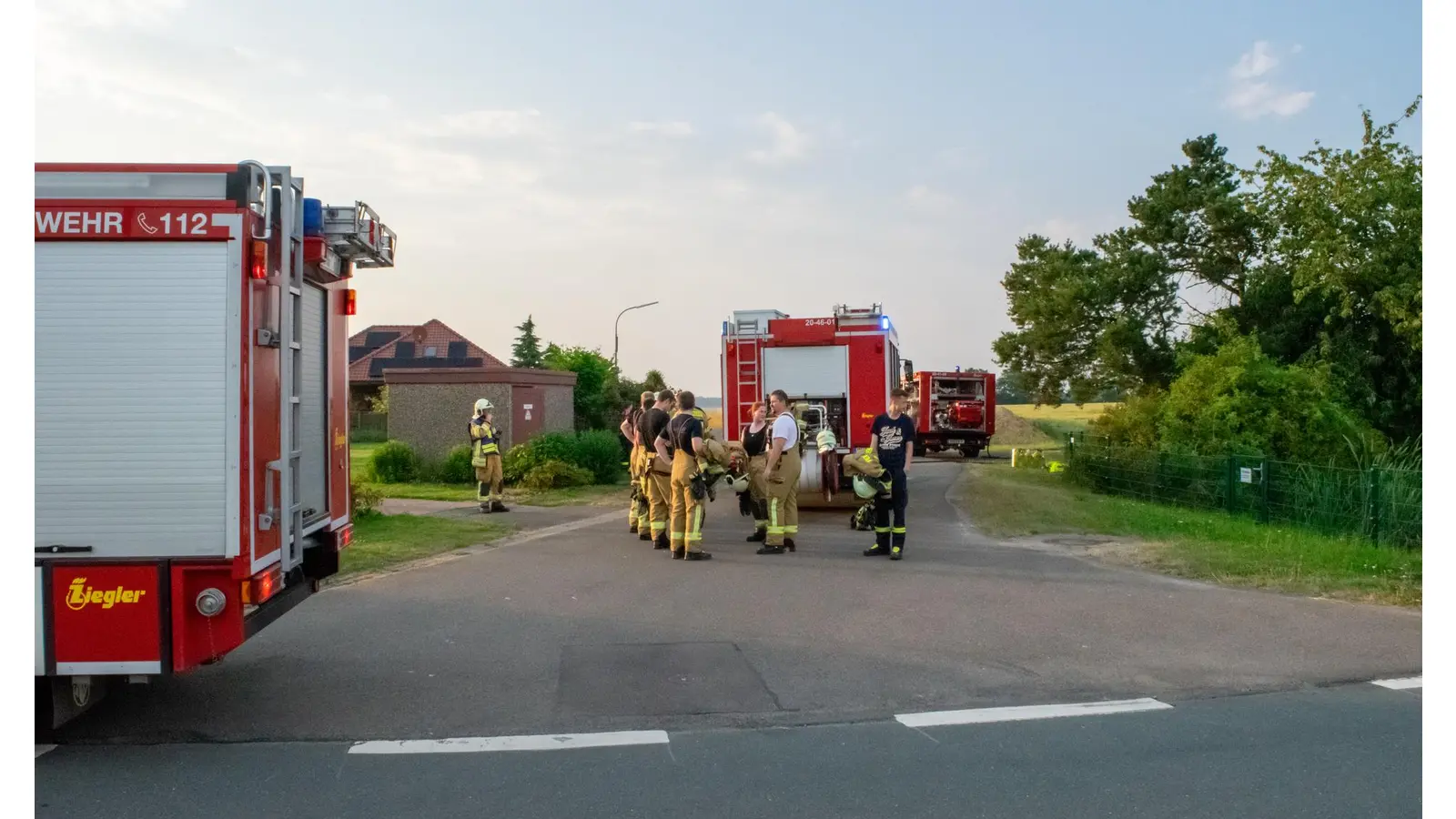 Die betreffende Station ist das kleinere Gebäude zwischen den Feuerwehrfahrzeugen. (Foto: Jedamzik)
