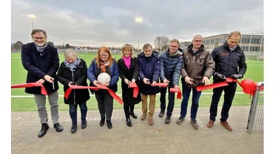 Das rote Band, das den Sportpark bislang symbolisch sperrte, wird durchgeschnitten. (Foto: ste)