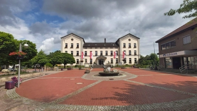 Im weiten Rund des Amtsplatzes findet das Jubiläum mit einem Bürgerfest seinen Abschluss. (Foto: gk)