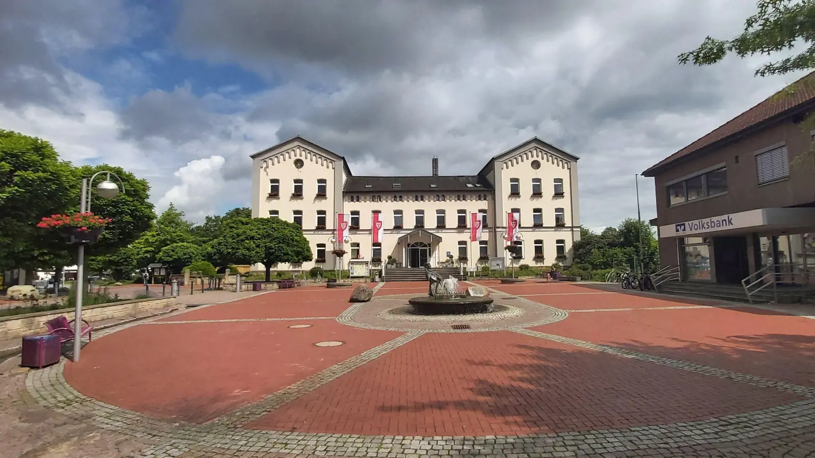 Im weiten Rund des Amtsplatzes findet das Jubiläum mit einem Bürgerfest seinen Abschluss. (Foto: gk)