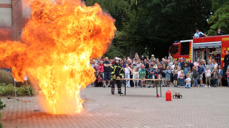 Wenn man einen Fettbrand mit Wasser löscht: Vorführung im Rahmen der Veranstaltung. (Foto: gi)