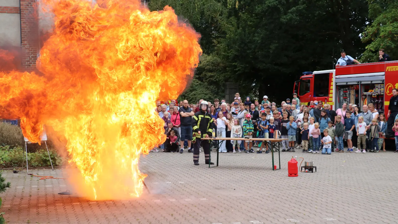Wenn man einen Fettbrand mit Wasser löscht: Vorführung im Rahmen der Veranstaltung. (Foto: gi)