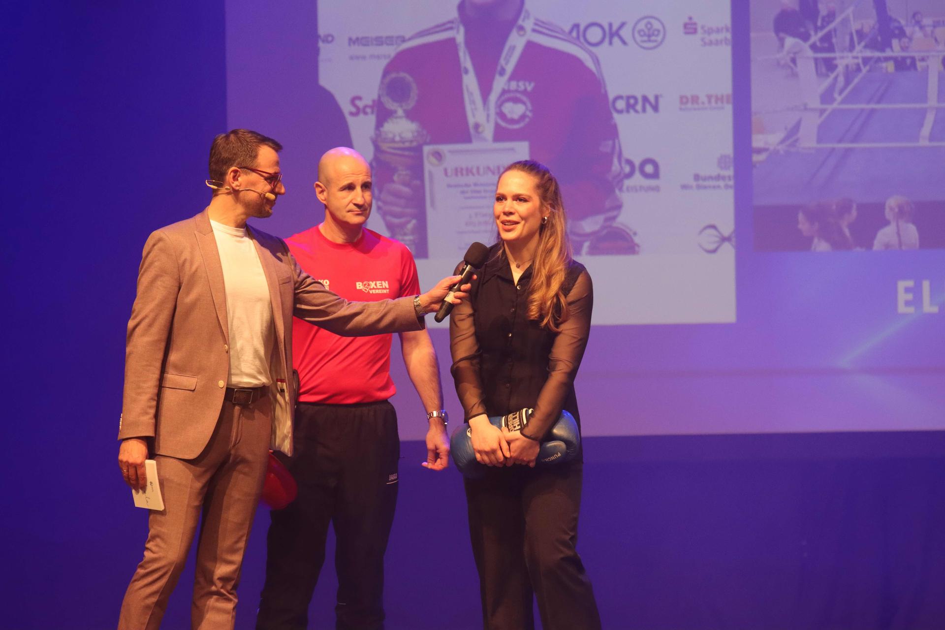 Teil der Show: Kurze Interviews mit den Geehrten. (Foto: tau)