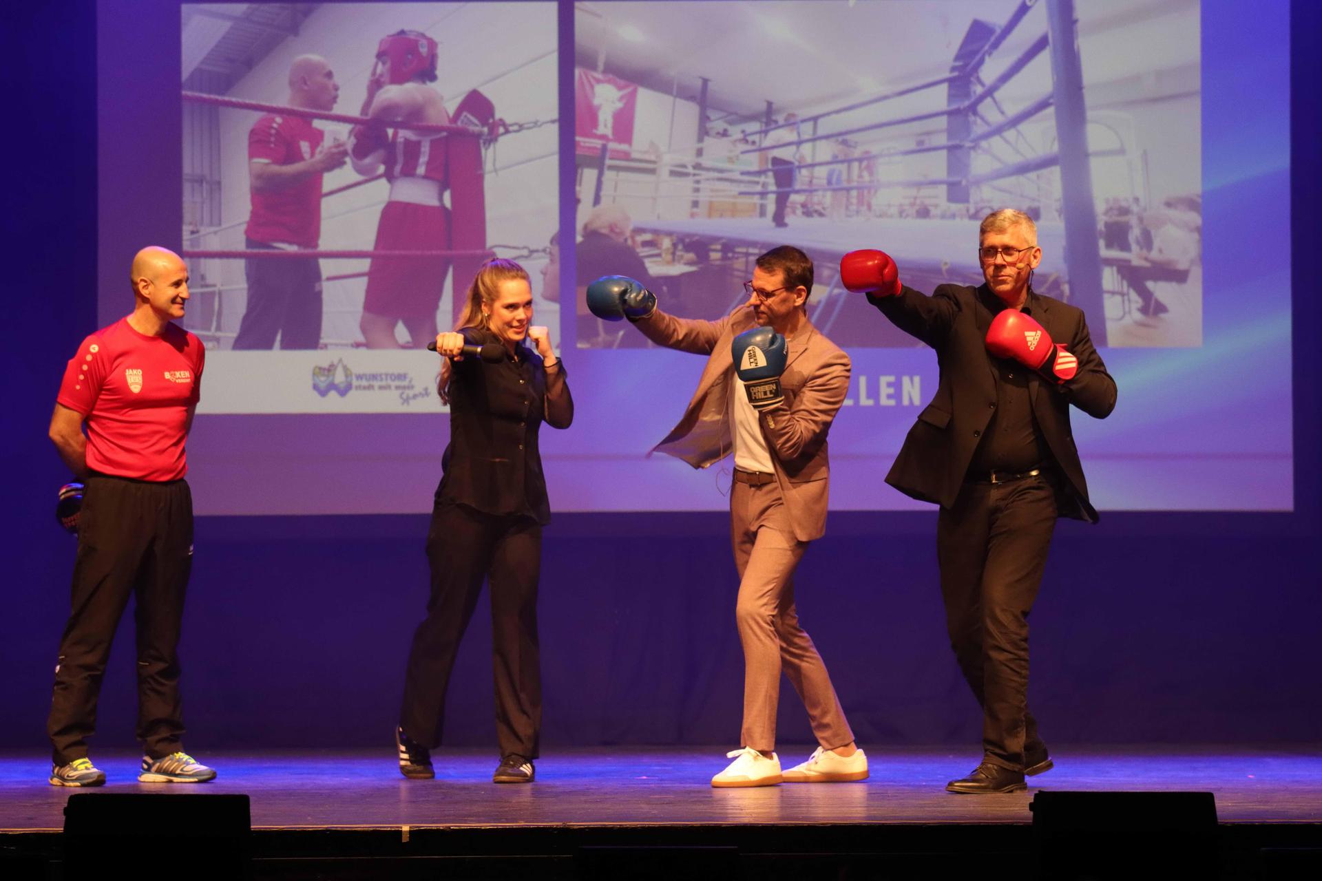 Showeinlage: Auf der Bühne fliegen die Fäuste. (Foto: tau)