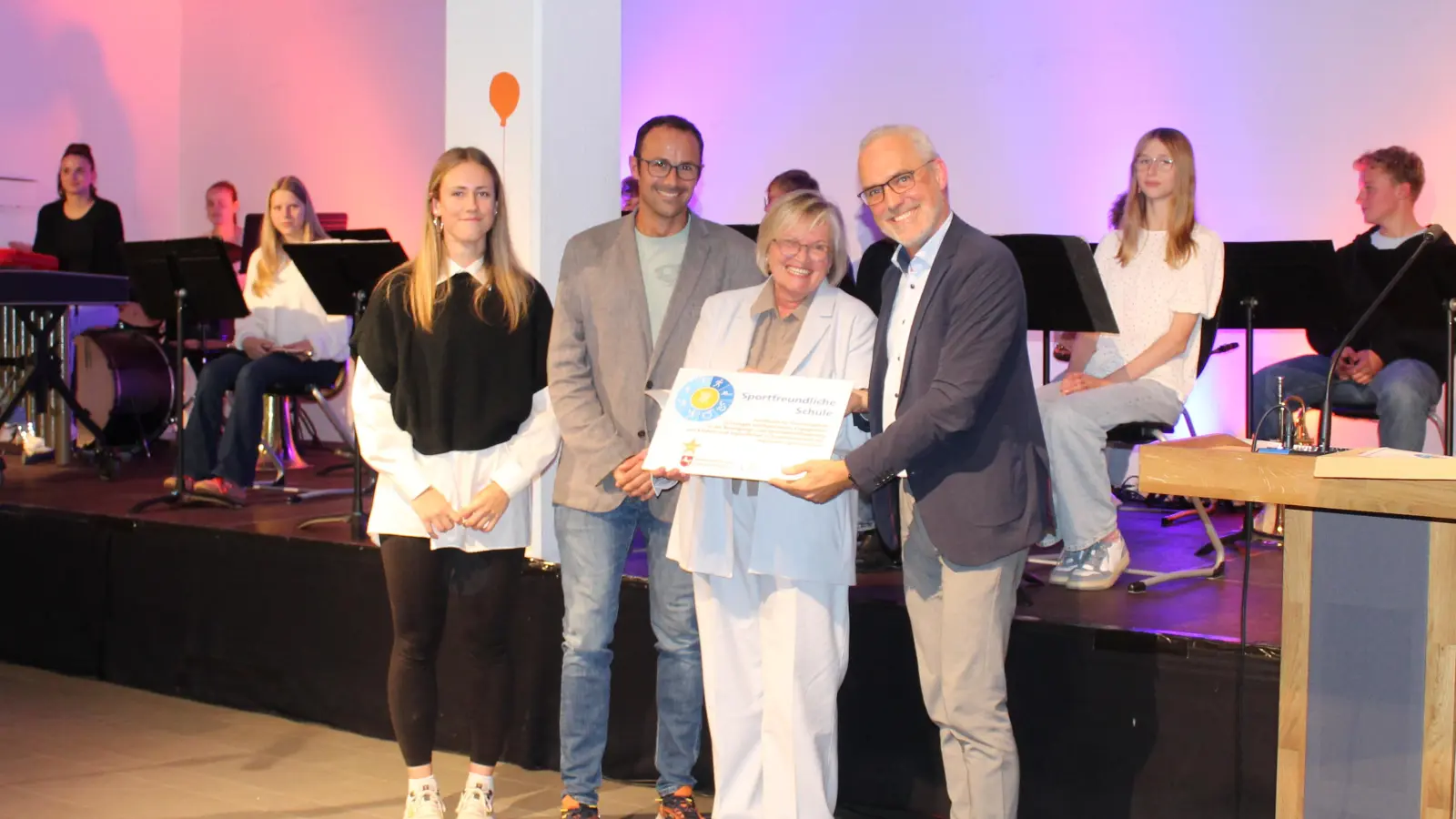 Freuen sich über die Auszeichnung (v.li.): Lea Apel, Hubertus Heinicke, Elke Helma Rothämel und Peter Kindermann. (Foto: wb)