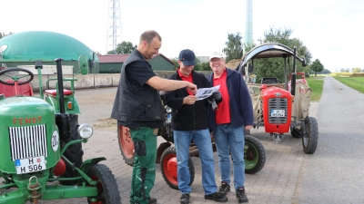 Johann Hartmann (v.li.) gibt an seiner Biogasanlage in Bokeloh Martin Ehlerding und Tobias Bender noch einige nützliche Hinweise.  (Foto: gi)