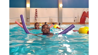 Viele Kinder können im Grundschulalter noch nicht ausreichend schwimmen. Damit die Kurse trotz steigender Kosten weiter angeboten werden können, unterstützt der Lions-Club unter anderem die DLRG Rolfshagen.  (Foto: ste)