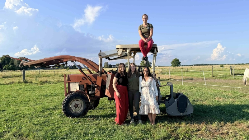 Laden ein (v.li.): Jessica Hundshammer, Lisa Christopher, Victoria Ullmann, und auf dem Trecker, Theresa Vareskic.  (Foto: privat)