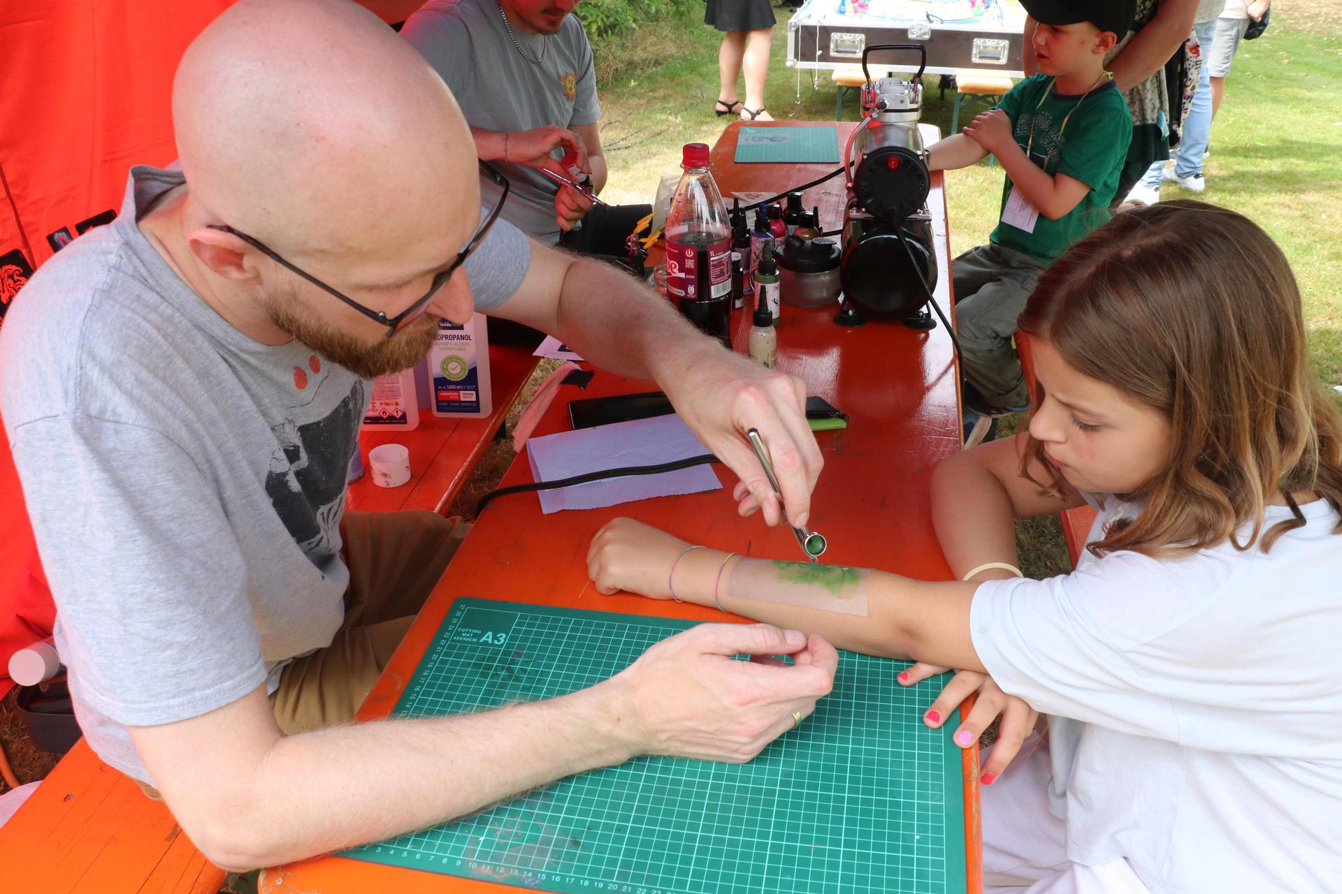 Jugendpfleger Thomas Rathmann fertigt bei Soleana ein Tattoo an. (Foto: gi)