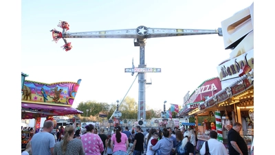 Der Krammarkt-Trubel startet am Freitag, dem 4. April, auf dem Stadthäger Festplatz. (Foto: archiv bb)