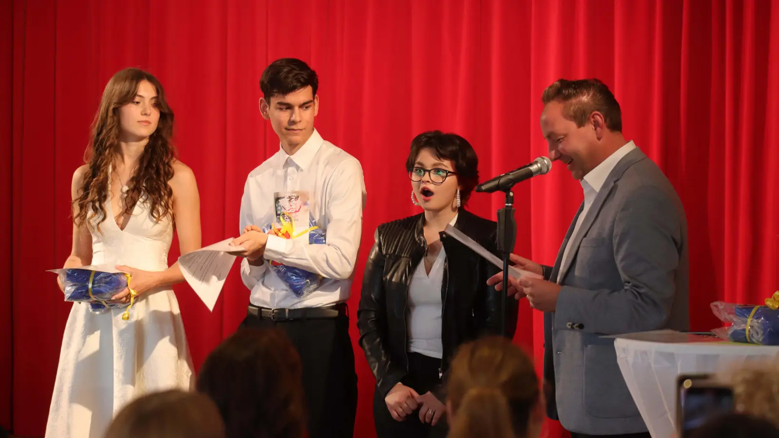 Wunstorfs stellvertretender Bürgermeister Martin Pavel würdigt im Namen der Stadt besondere Leistungen (v.li.): Alba Witte Medina, Julian Howind Rodriguez und Jeanette Querfurt-Bauta. (Foto: tau)