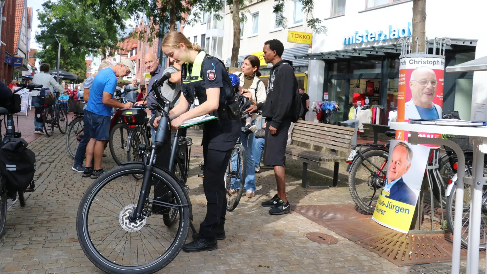 In der Fußgängerzone: Catharina Bode und die SfS bei der Kodierung von Fahrrädern und Pedelecs. (Foto: gi)