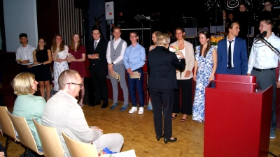 Marlies Matthias überreicht den 12 besten Abiturienten Geschenke der Stadt. (Foto: gk)