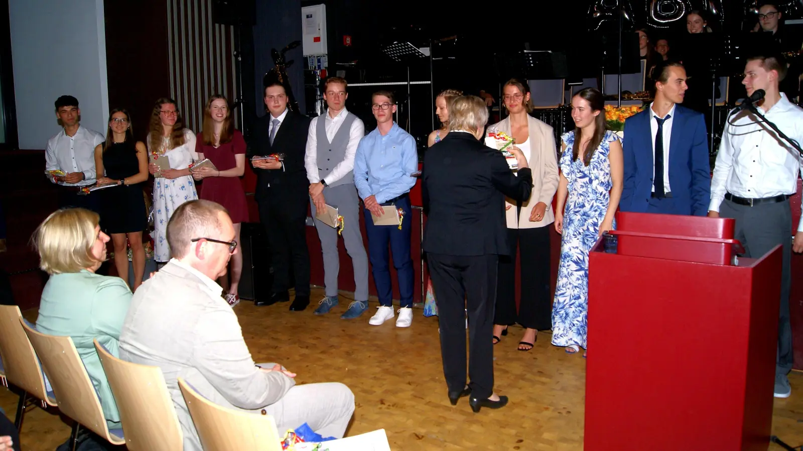 Marlies Matthias überreicht den 12 besten Abiturienten Geschenke der Stadt. (Foto: gk)