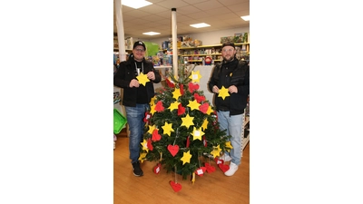 Benjamin Dageför vom HGV (li.) und Nils Hinse vom „Verein wir für soziale Gerechtigkeit” hoffen auf viele Unterstützer der Lindhorster Wunschbaumaktion.  (Foto: bb)
