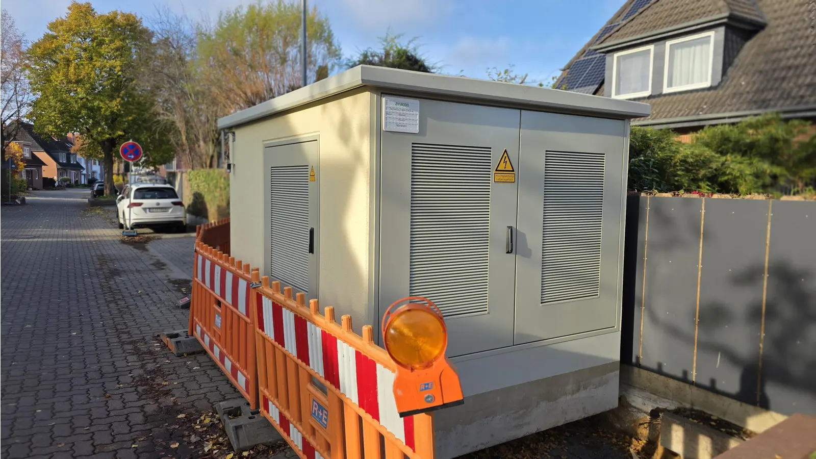 Neu in der Senator-Kraft-Straße: Eine moderne Ortsnetzstation, für die allerdings Parkplätze weichen müssen. (Foto: tau)