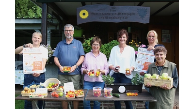 Bürgermeister Oliver Theiß, Jürgen Damke, Vorsitzender des Gartenbauvereins, die SMS-Vorsitzende Juliane Djouimai, Sabrina Wiebking vom SMS-Vorstand und Elke Helkenberg (Gartenbauverein) blicken dem „Stadthäger Herbstgestöber” entgegen.  (Foto: bb)
