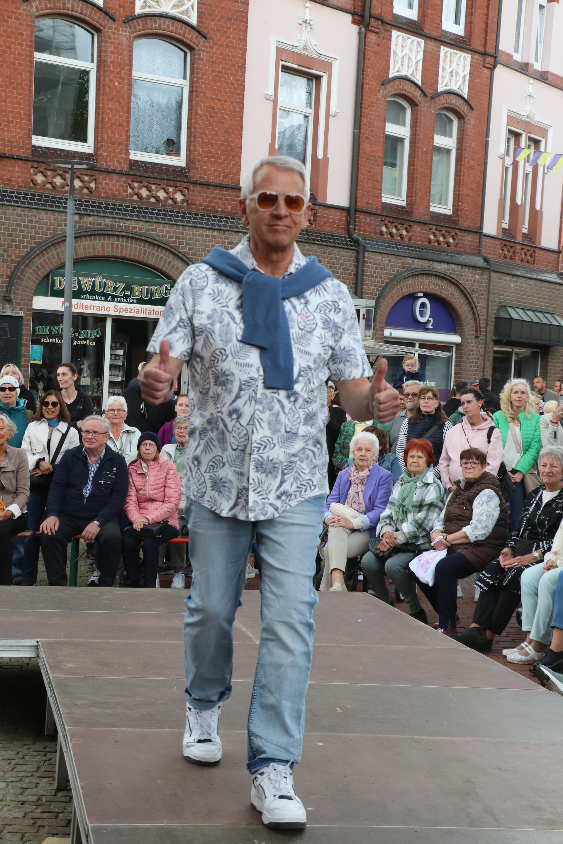 Gibt als Model eine gute Figur ab: Der Vorsitzende der Werbegemeinschaft, Bernd Heidorn. (Foto: gi)