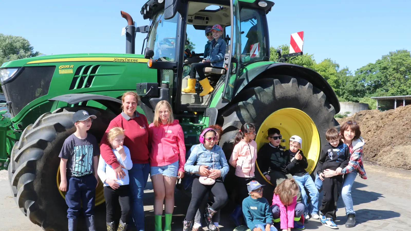 Ein Highlight für die Schüler: Der große Traktor des Bauernhofes. (Foto: gi)