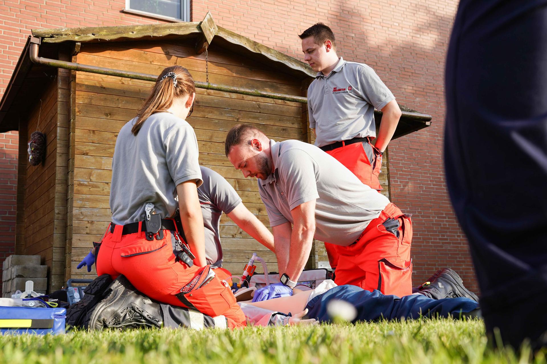 Bei der Personenrettung: Einsatzkräfte der Johanniter. (Foto: Lucas Ulrich)