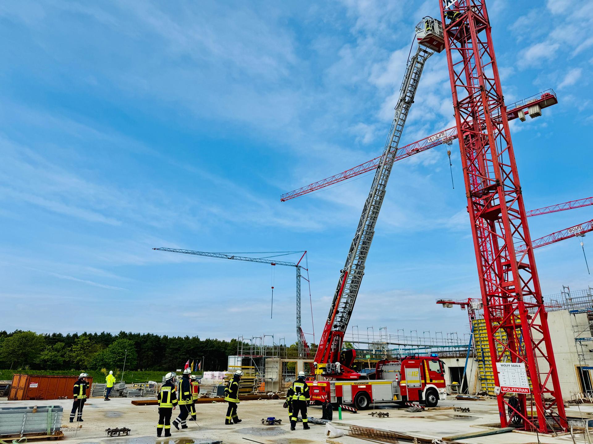 Auf der Airbus-Baustelle: Die Feuerwehr im Einsatz. (Foto: Feuerwehr)