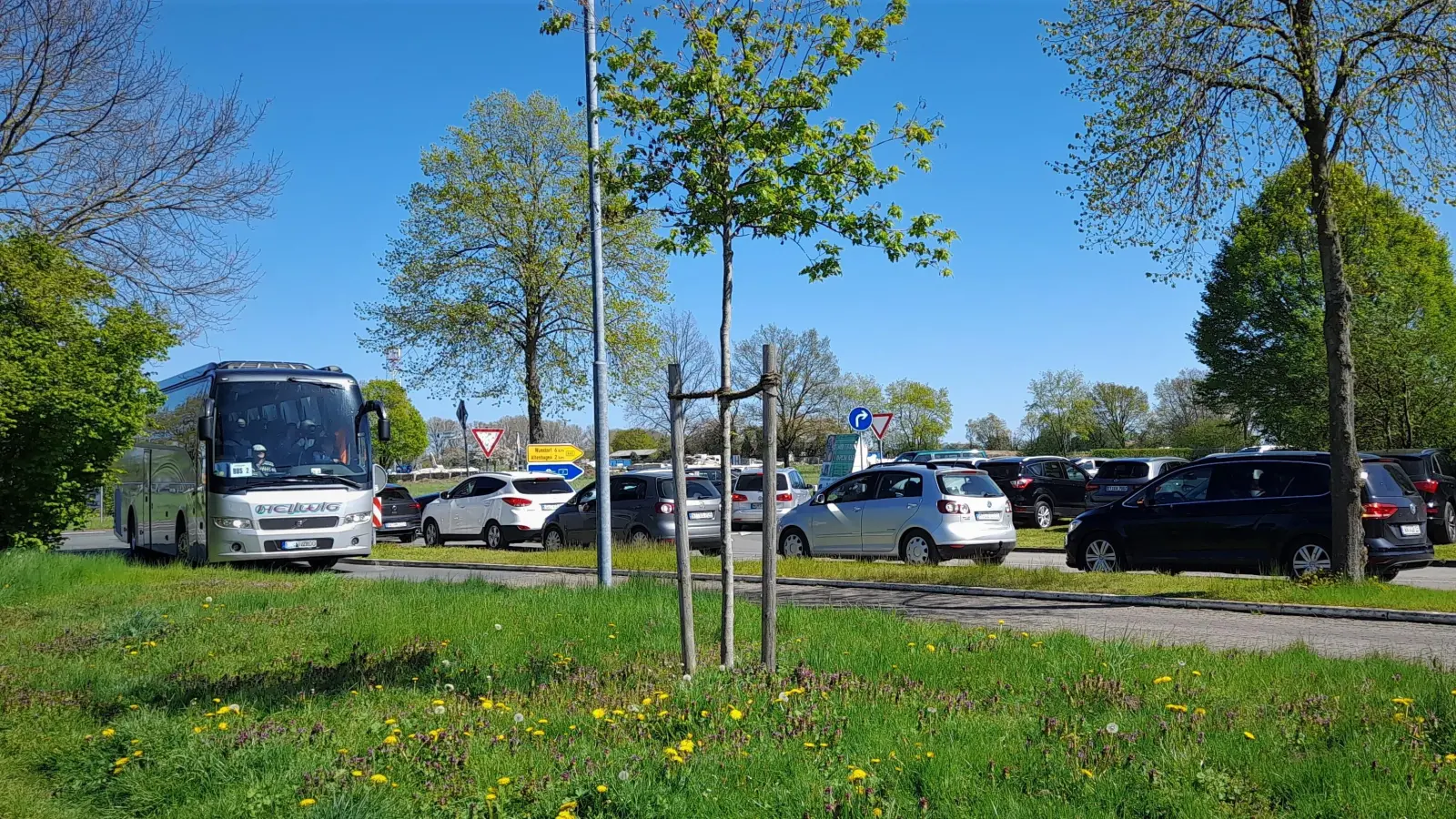Stark frequentiert: Am Parkplatz Bruchdamm sollen Außenparkflächen besser genutzt werden. (Foto: wb)
