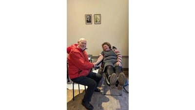 Peter Lampe mit der treuen Blutspenderin Dr. Diana Kolb. (Foto: privat)