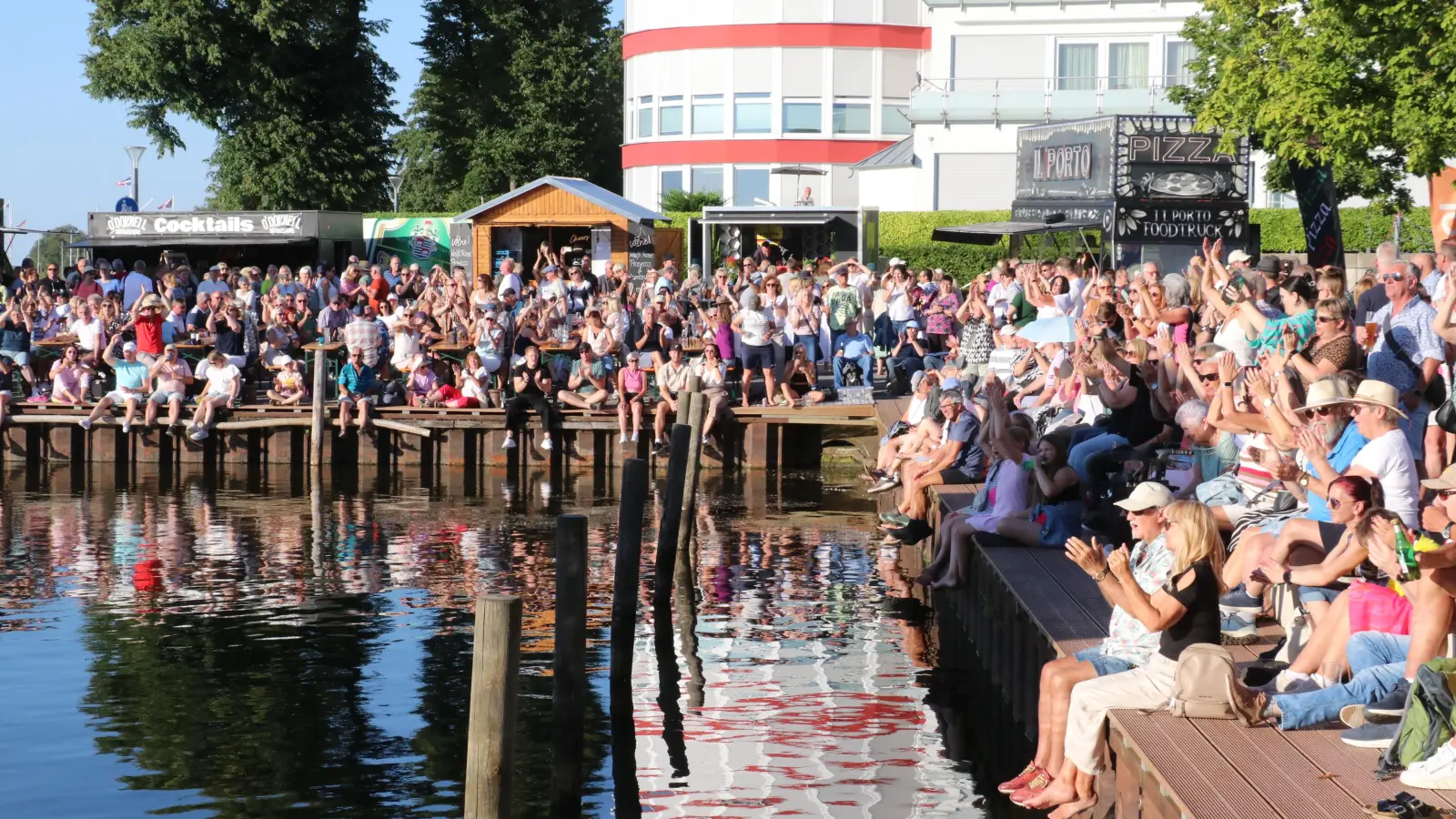 Im Sturmhafen: Beste Stimmung bei sommerlichen Temperaturen und einem super Sonnenuntergang.  (Foto: gi)