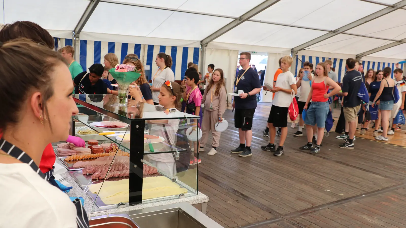 Im Zelt: Anstehen fürs Abendbrot. (Foto: gi)
