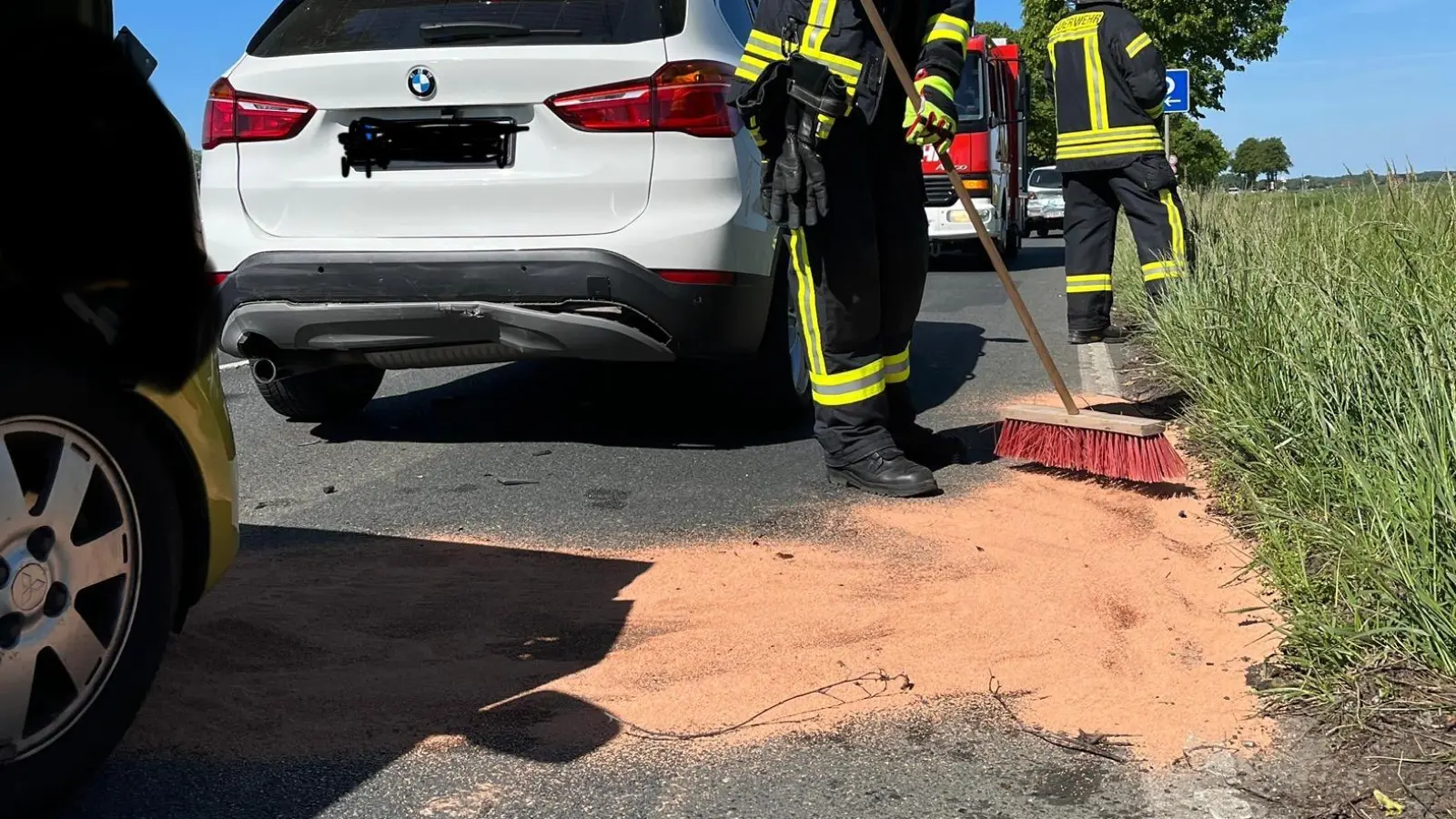 Vor Ort: Betriebsstoffe werden mit einem Bindemittel aufgenommen. (Foto: Feuerwehr)