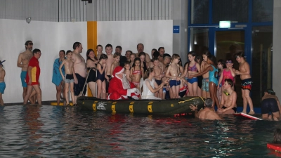 Weihnachtsmann und Engel verteilen Schokoweihnachtsmänner.  (Foto: gi)