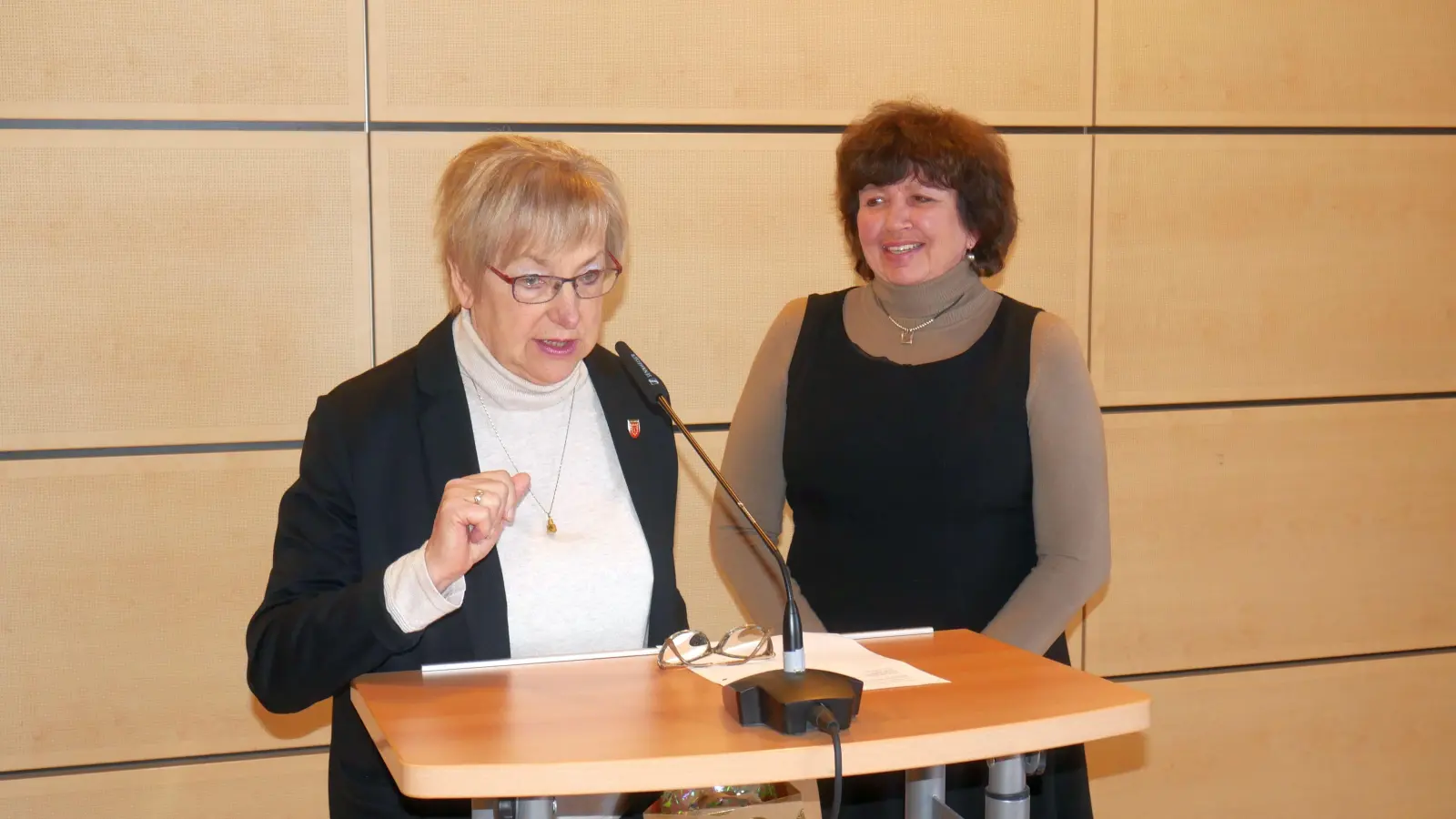 Nenndorfs Bürgermeisterin Marlies Matthias überbrachte Grüße der Stadt Bad Nenndorf an Marina Jalowaja. (Foto: gk)