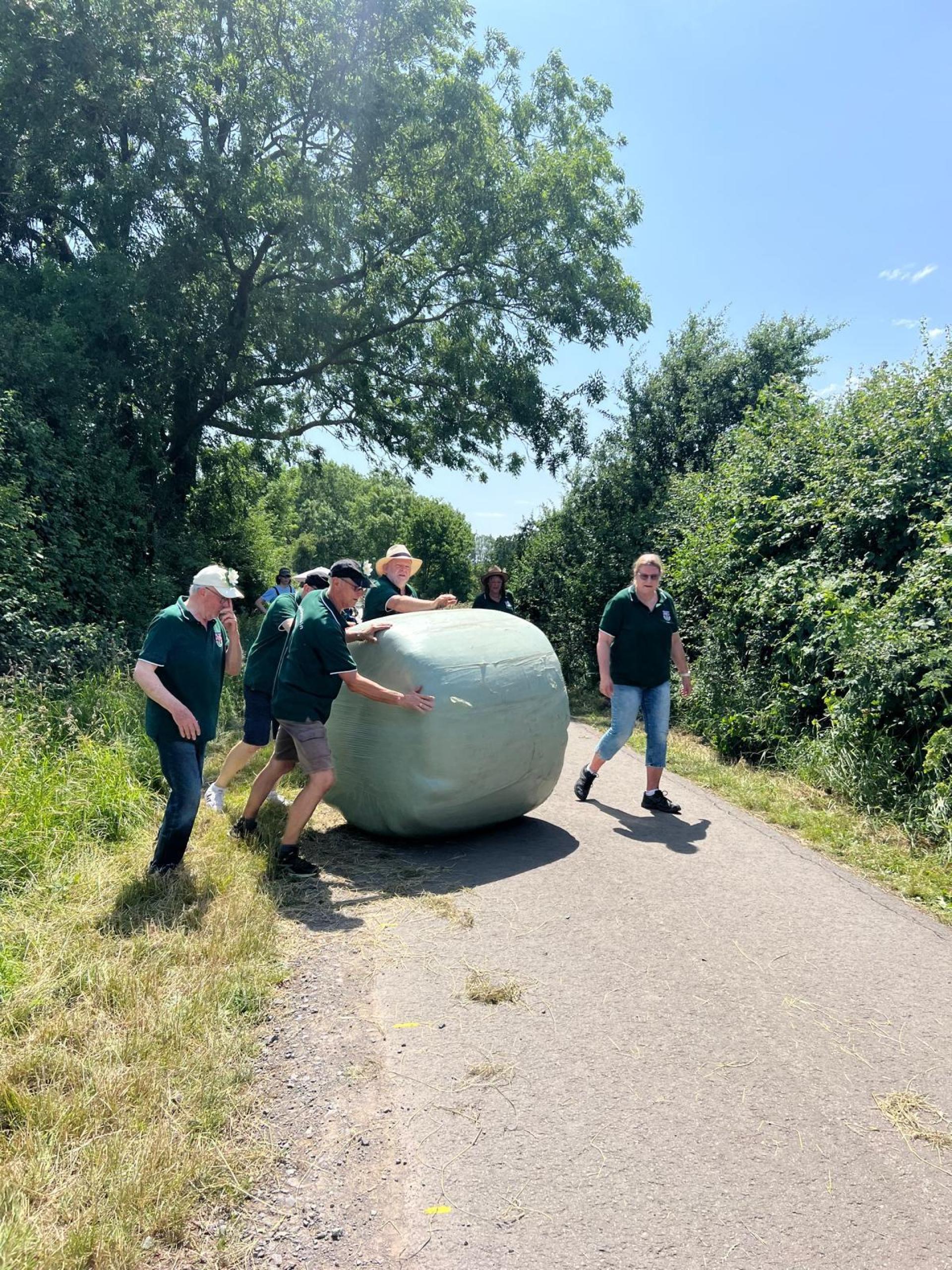 Gemeinsam anpacken: Die Teams müssen verschiedene Aufgaben lösen.  (Foto: Feuerwehr)