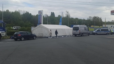 Zahlreiche Polizei-und Zolleinsatzkräfte sind auf dem Autohof Lauenau im Einsatz. (Foto: privat)