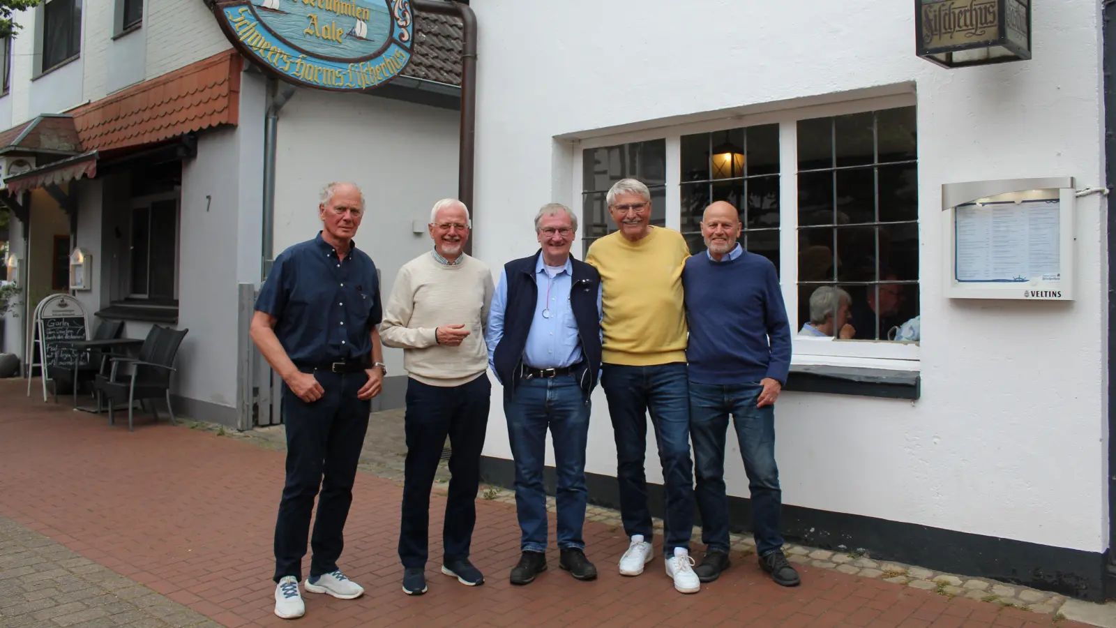 Schwelgen in Erinnerungen (v.li.): Peter Westermann, Horst Gerdau, Tobias Heldt, Klaus Menßen und Reinhard Schneppenheim. (Foto: wb)