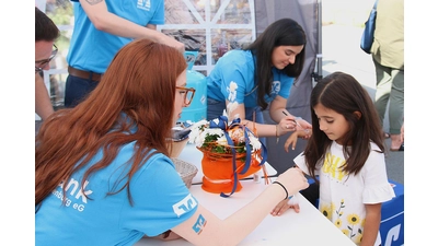 Nesrin (6) lässt sich beim Fest des HGV eine „Tätowierung“ verpassen. (Foto: bb)