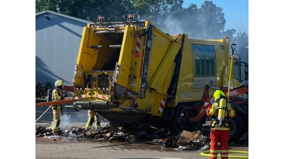 Die Ladung des Müllwagen war in Brand geraten und musste abgelöscht werden. (Foto: privat)