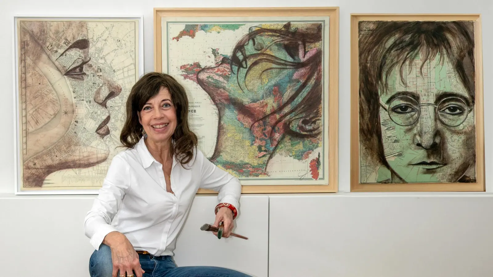 Vor drei Porträts auf historischen Karten: Cordula Heimburg. (Foto: privat)