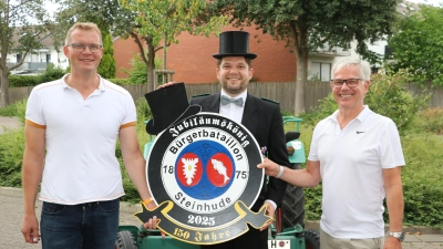 Mit der Jubiläumsscheibe (v.li.): Stephan Meuter, Florian Wulf und Dirk Bredthauer. (Foto: gi)
