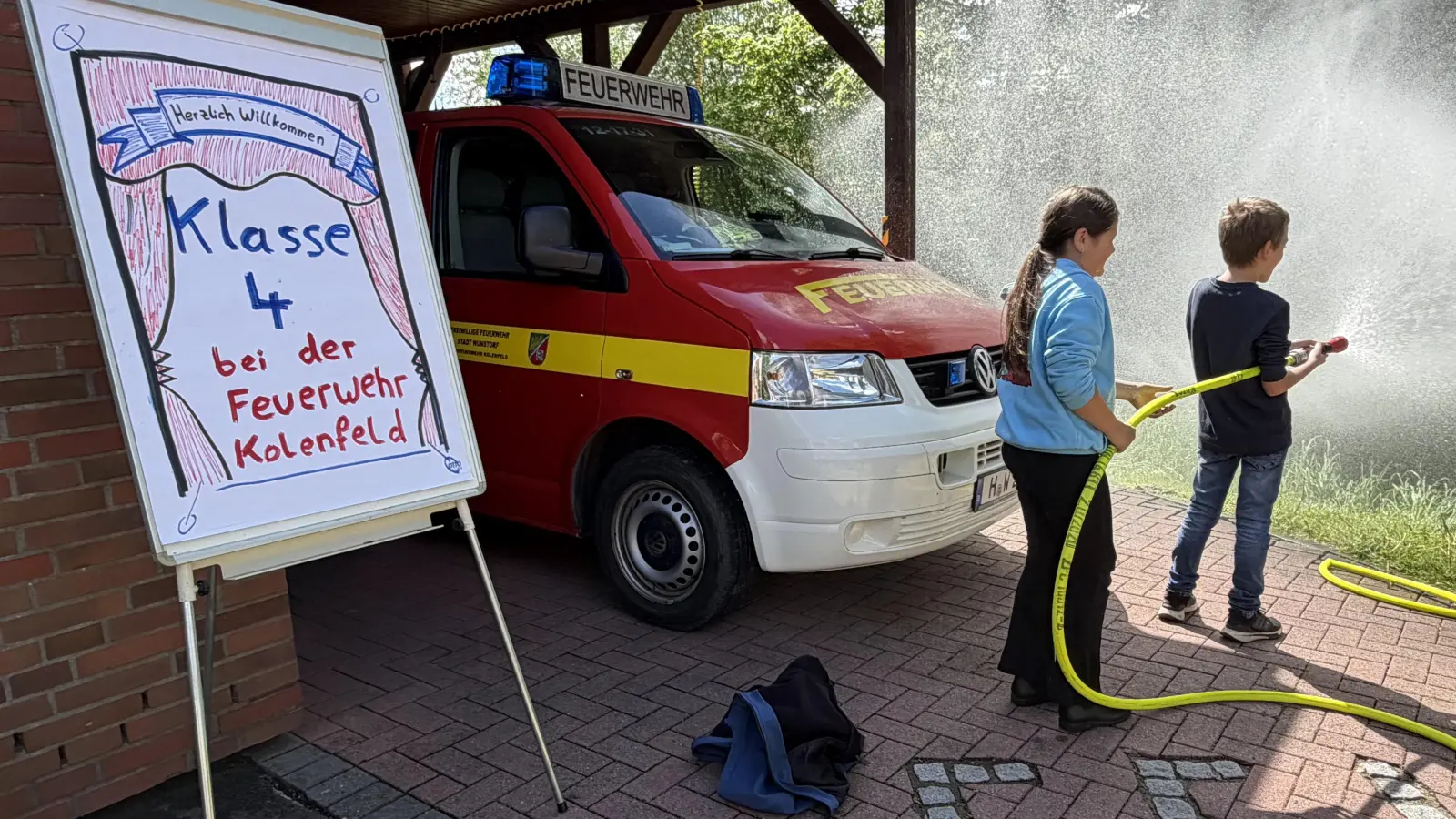 Bei den Nachbarn: Grundschulkinder entdecken die Feuerwehr Kolenfeld. (Foto: Feuerwehr)