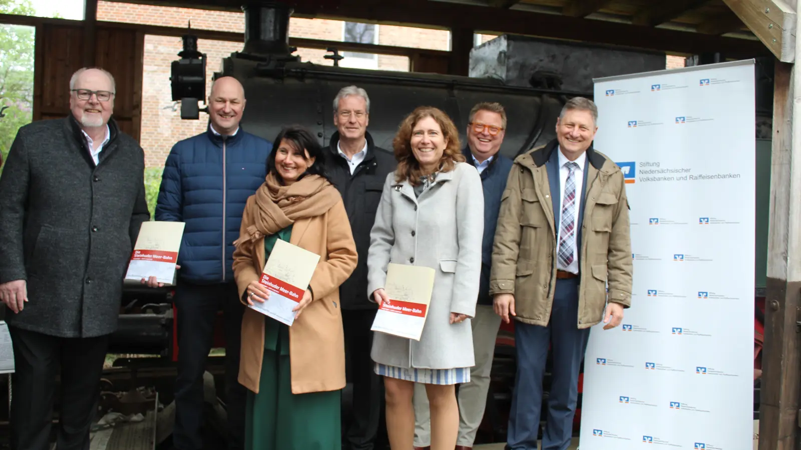 Haben die Steinhuder Meer-Bahn gefördert und besucht (v.li.): Torsten Janßen, Jochen Johannsen, Silke Schubert, Jan-Siefke Dirks, Anja Bracht, Volker Böckmann und Robert Stärkel. (Foto: wb)
