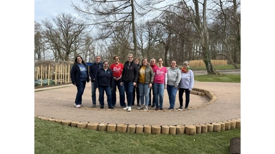 Das multiprofessionelle Team auf dem kreisförmigen Kirchengelände auf der Landesgartenschau (v.l.n.r.): Diakonin Carina Hausmann, Stephan Wolpers, Sabine Kalkmann, Christel Schröder, Pastorin Anja Sievers, Christine de Noni, Superintendent Christian Schefe, Kirchenkreiskantorin Daniela Brinkmann, Dr. Nina Bartels, Bettina Schwark, Silke Engelking. (Foto:  Andrea Göttling)