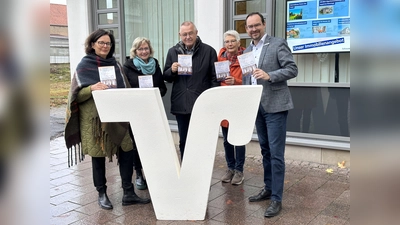 Juliane Weiss, Marion Droste, Wolfgang Westphal, Andrea Rienhoff und Manuel Wiegang machen Werbung für das Neujahrskonzert des Kulturring Rinteln.  (Foto: ste)
