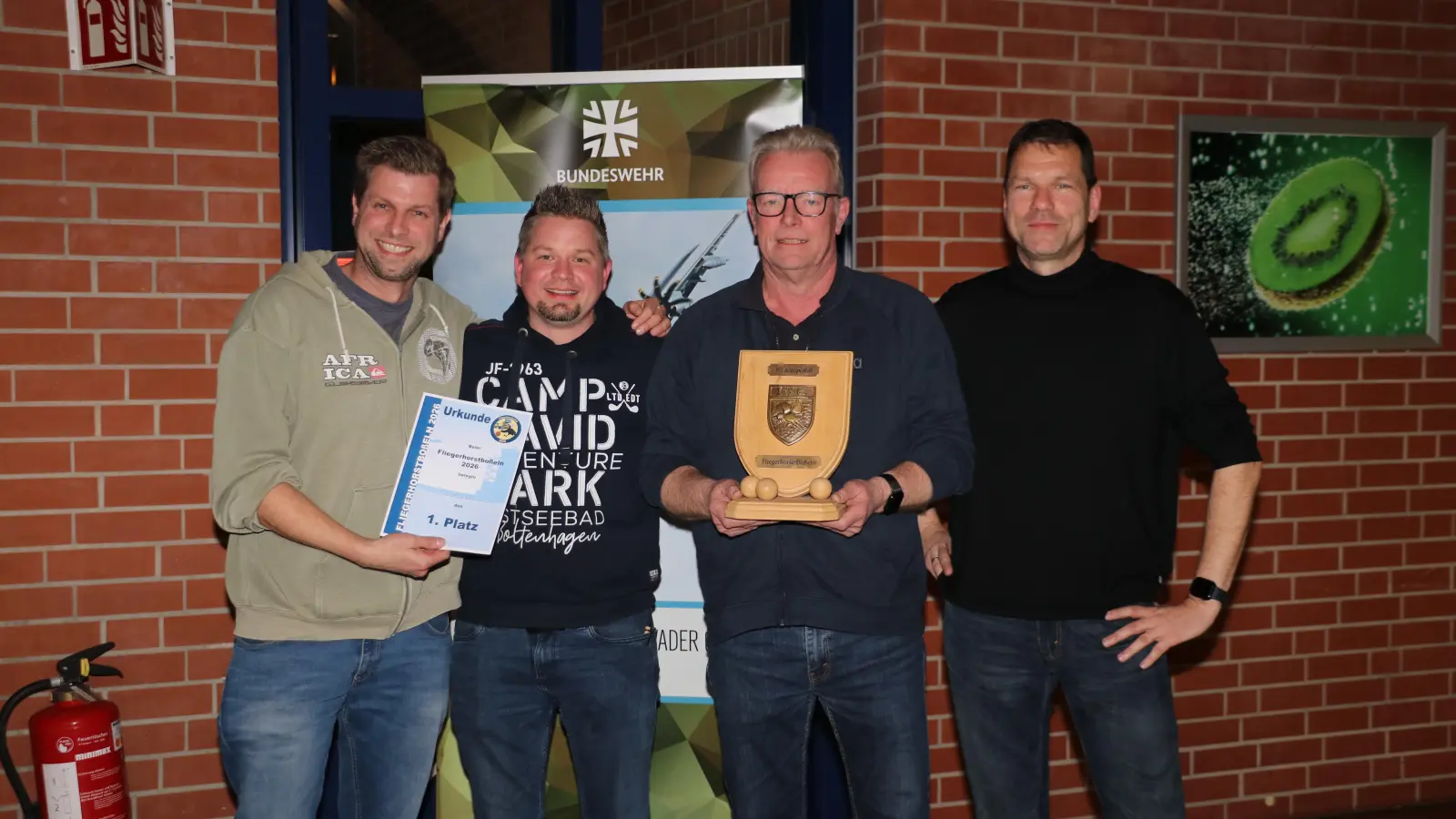 Die THW-Siegermannschaft mit (v.li.): Torsten Kummer, Bastian Schirmer und Jörg Rinne sowie Oberst Markus Knoll. (Foto: gi)